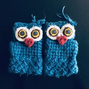 Blue owl crochet gloves